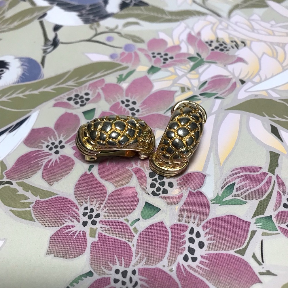 Vintage Unbranded Women's Earrings Gold Tone Fashion Clip-On Huggie